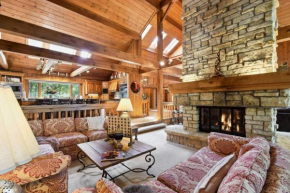 Galena Getaway with Hot Tub, Home Theater and More!